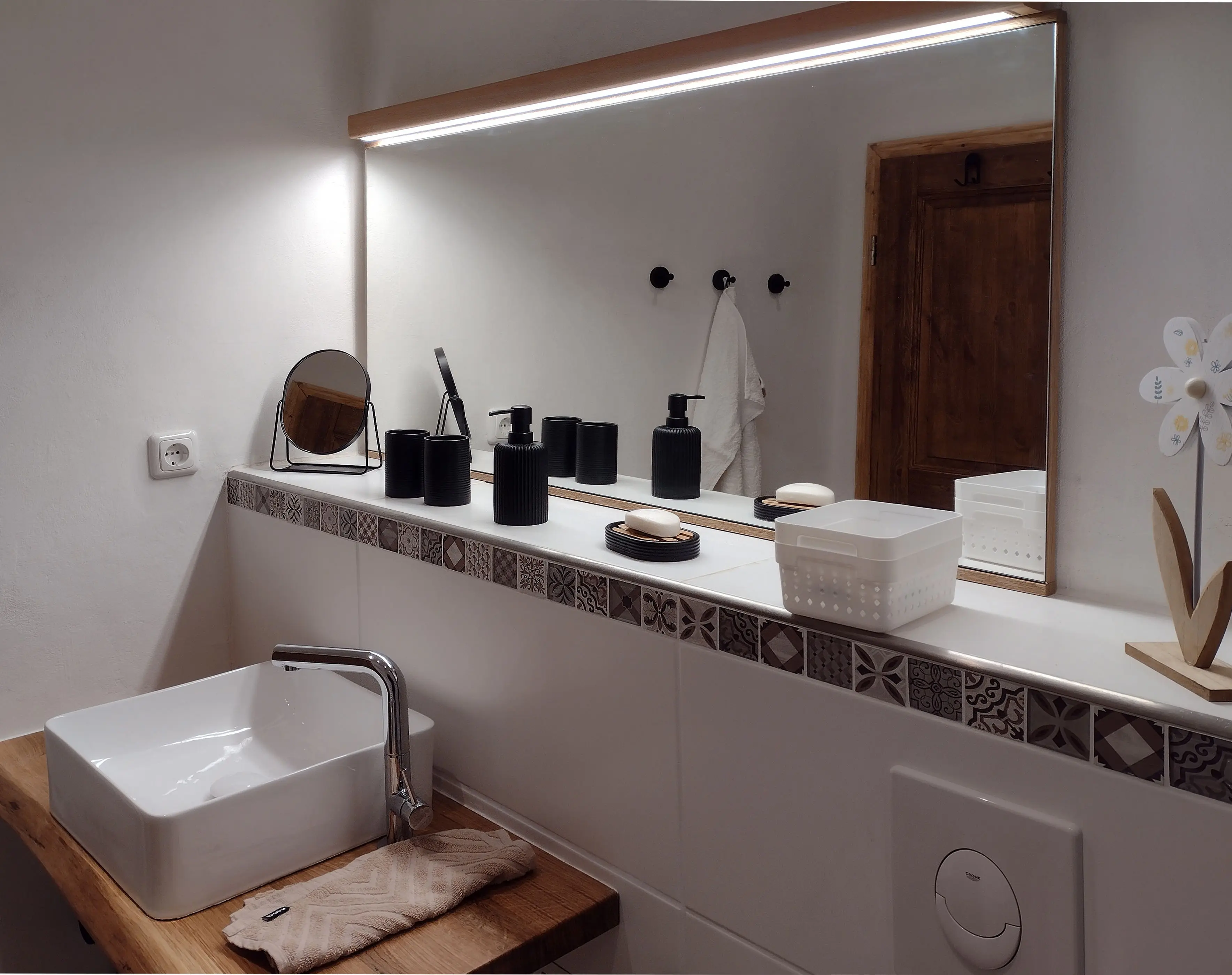 Das Badezimmer mit Dusche in der 1. Etage